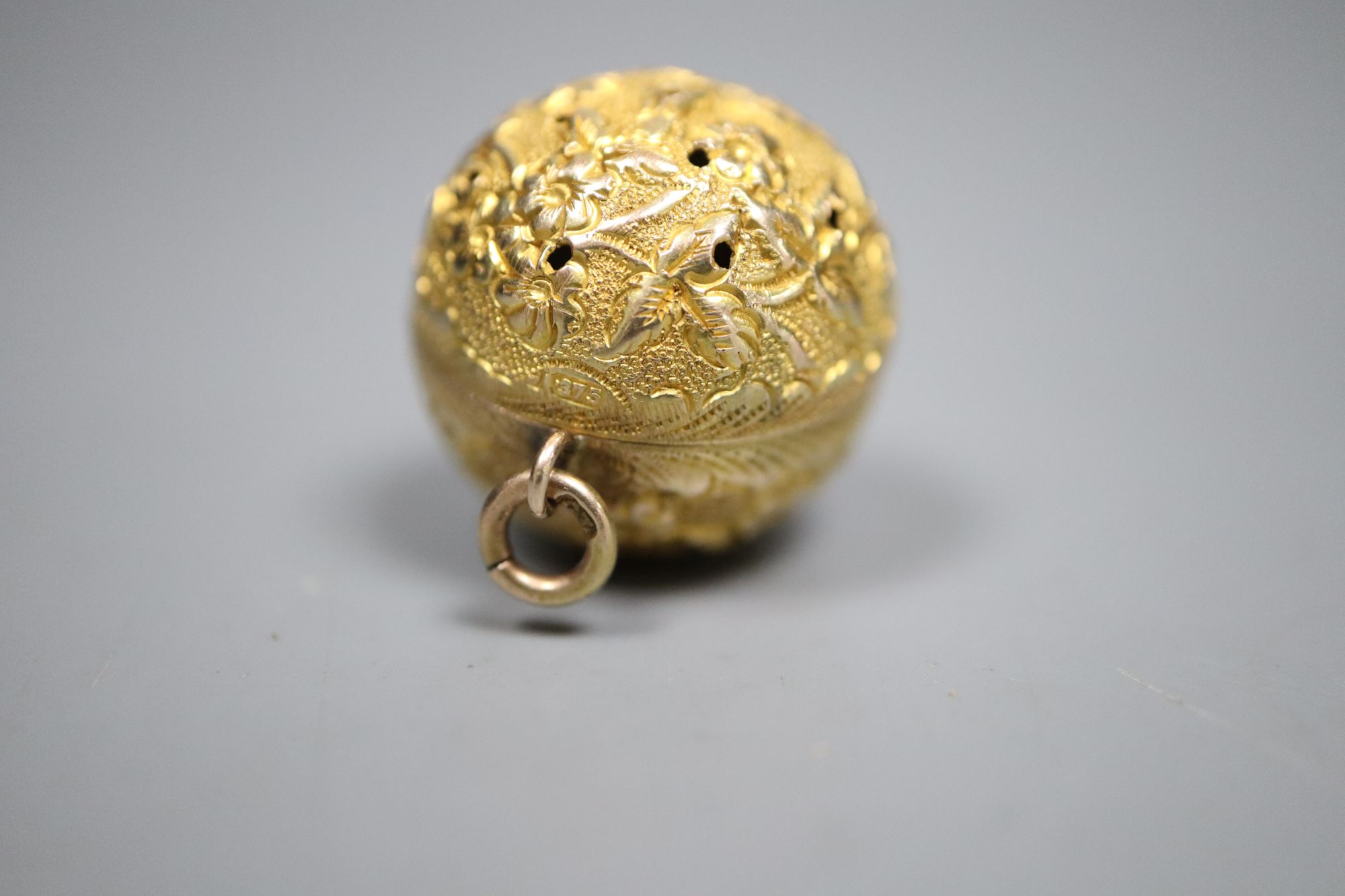 An Edwardian 9ct gold spherical pomander, with floral embossed decoration, Birmingham 1901, 1.5cm, 4.9 grams